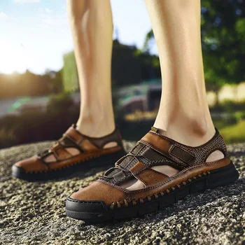 Sandalai vyrų vasaros 2021 nauji vyriški laisvalaikio tuščiaviduriai batus neslidžiais skylę batai minkšto dugno odos vyriški sandalai