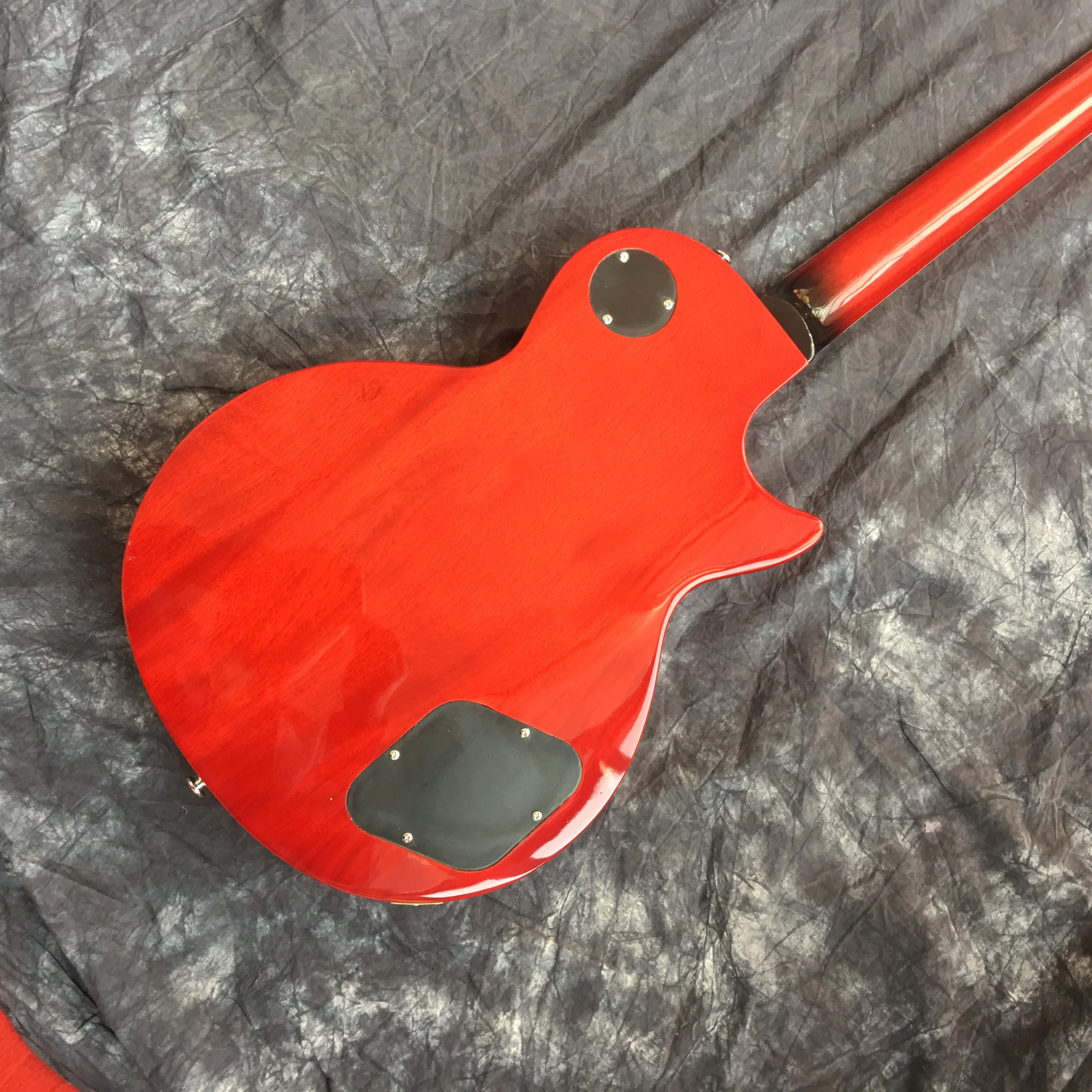 Karšto pardavimo standartinė elektrinė gitara, kairiarankis lp gitara, aukštos kokybės dryžuotas tigras klevas, raudonmedis kaklo medienos. nemokamas pristatymas 0