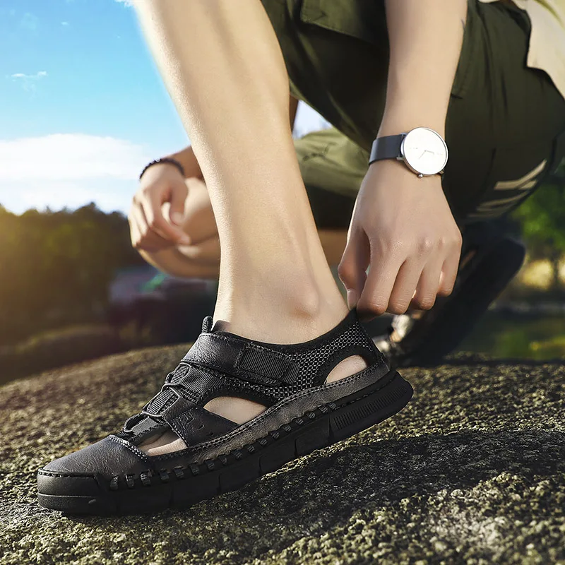 Sandalai vyrų vasaros 2021 nauji vyriški laisvalaikio tuščiaviduriai batus neslidžiais skylę batai minkšto dugno odos vyriški sandalai 2