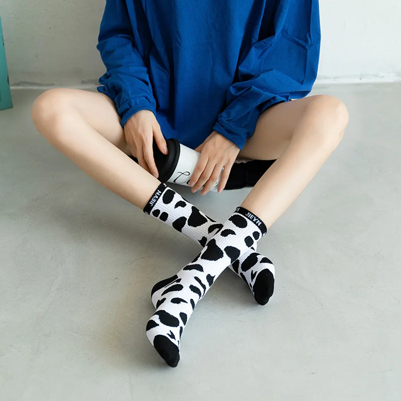Moteris kojinės gatvės hip-hop kūrybinė asmenybė kojinės mielas karvių dėmės Europos ir Amerikos stiliaus mados įdomus mėgintuvėlyje, kojinės 4
